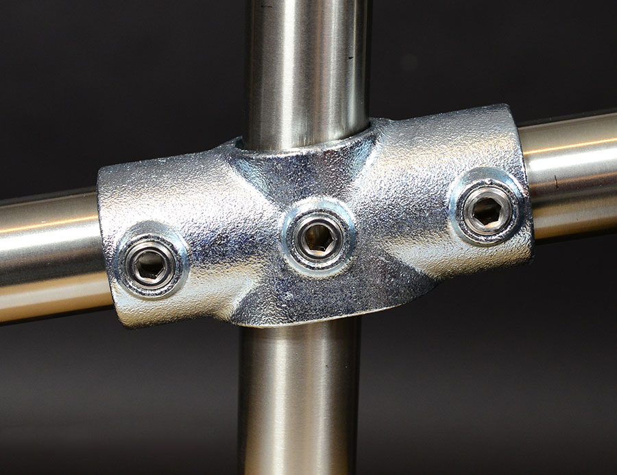 156D48 - Croix réglable, raccord de tube galvanisé à chaud